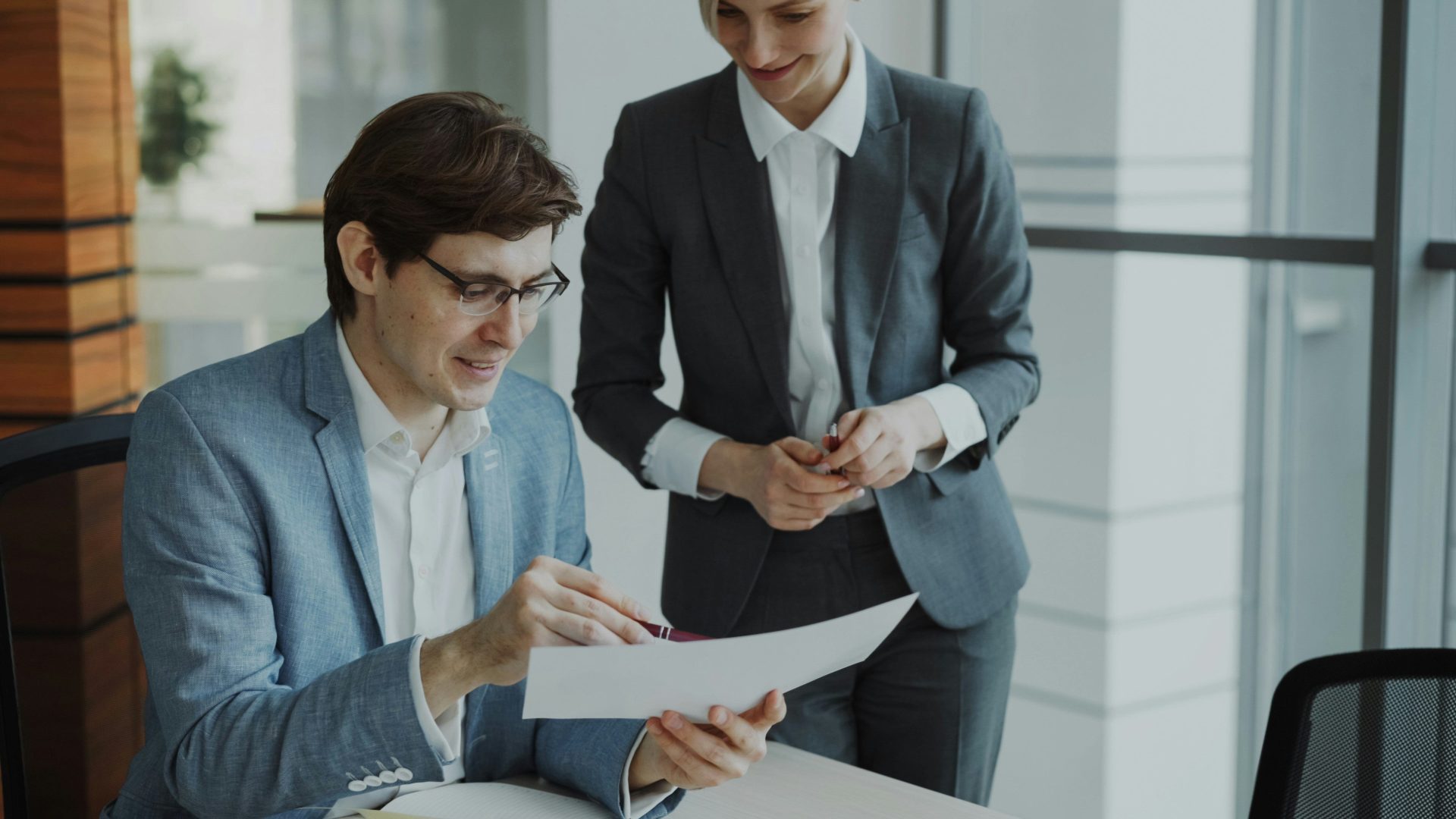 Deux professionnels examinant des documents ensemble