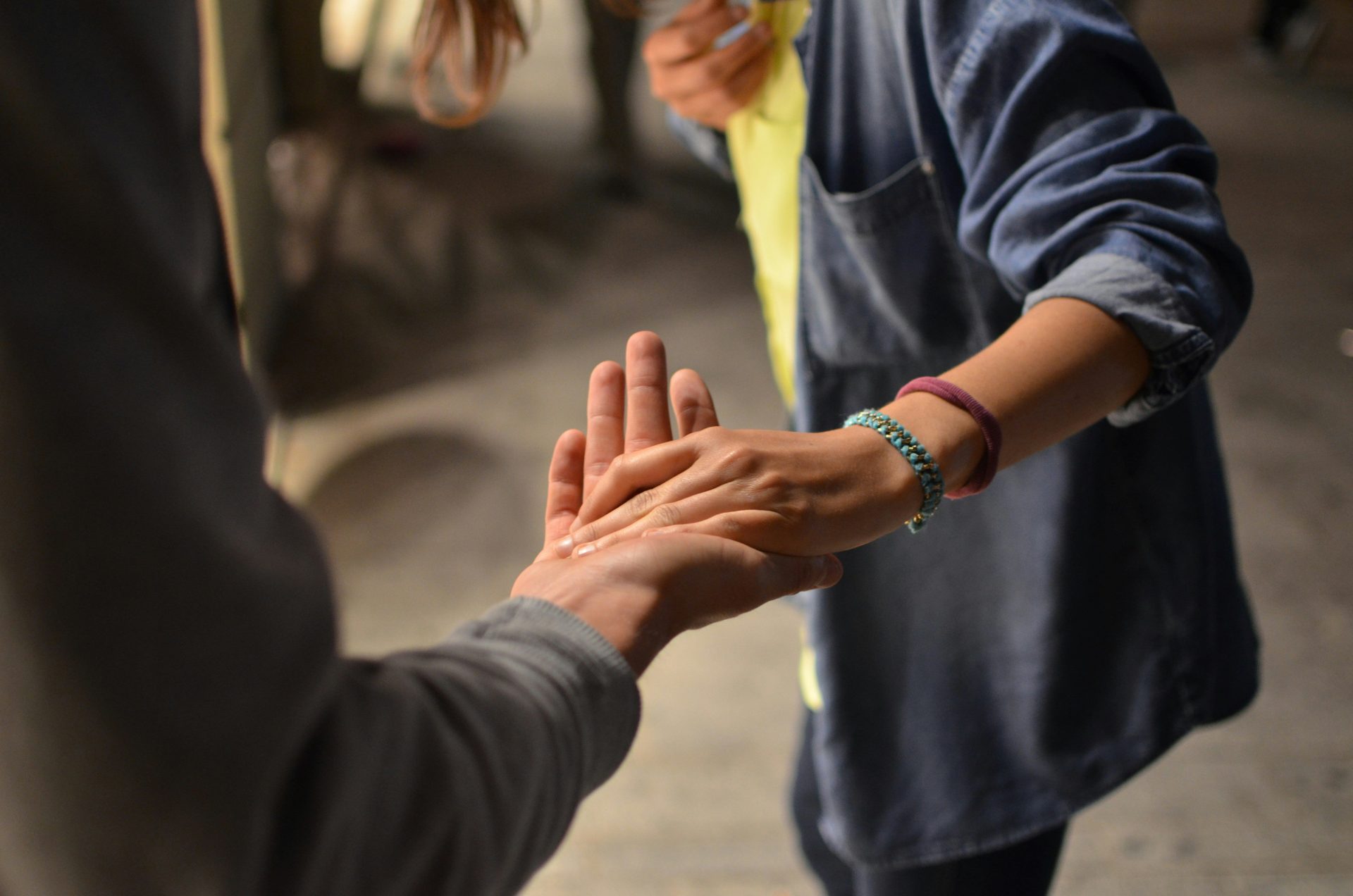deux mains se rejoignant paume contre paume